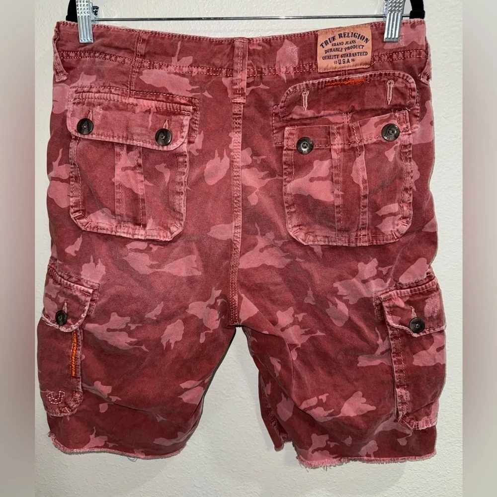 True Religion Men’s Red Cargo Cut Off/ Raw Edge Pockets Logo Shorts Size 32.